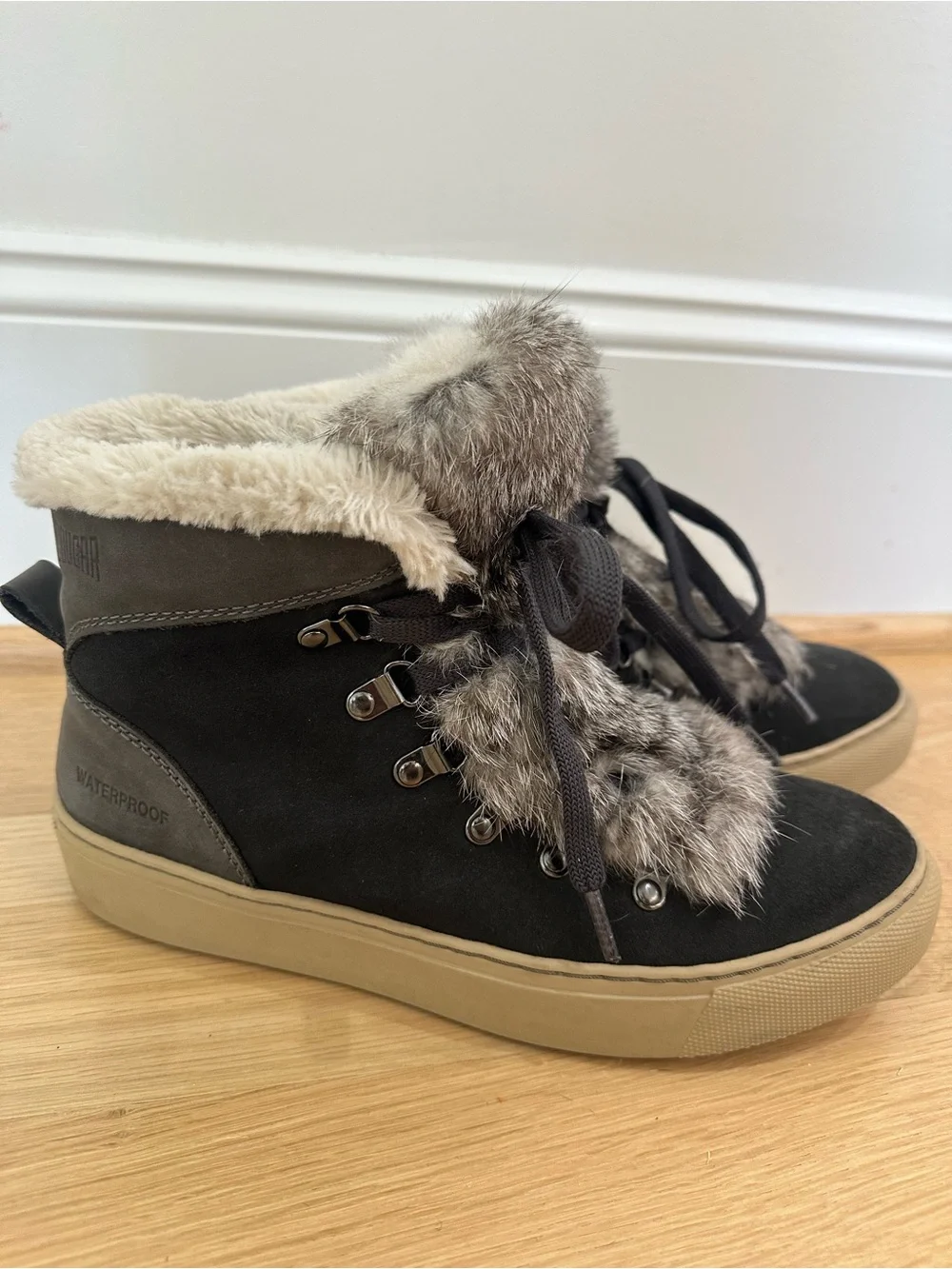 Cougar Black Faux-Fur Trim Waterproof Winter Ankle Boots with Tan Sole, Size 8